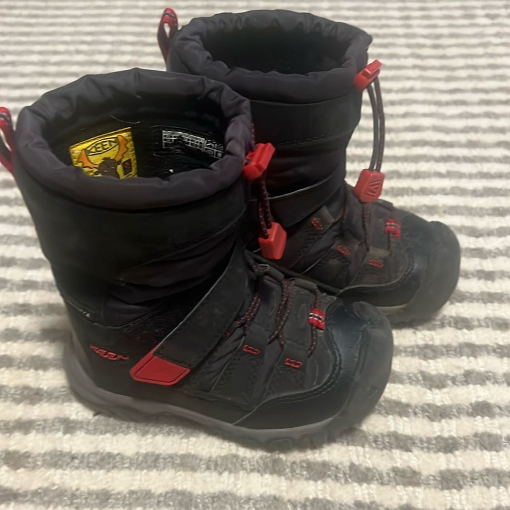Keen water proof toddler boots sz8